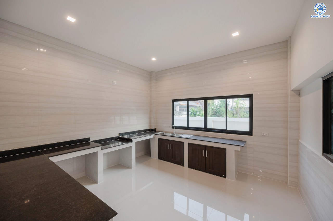 บ้านมือสองตกแต่งใหม่ โครงการ กฤษดานคร20 ปิ่นเกล้า-บรมราชชนนี เนื้อที่ 118 ตร.ว. พื้นที่ใช้สอย 612.6 ตร.ม. พร้อมฟังก์ชันจัดเต็ม 4 ห้องนอน 4 ห้องน้ำ 1 ห้องแม่บ้าน จอดรถได้ 3 คัน บนทำเลเชื่อมต่อเมืองอย่างรวดเร็ว ใกล้ทางคู่ขนานลอยฟ้าบรมราชชนนี ทางด่วน "กาญจนาภิเษก" ม.มหิดล เซ็นทรัลปิ่นเกล้า และตลาดสดธนบุรี